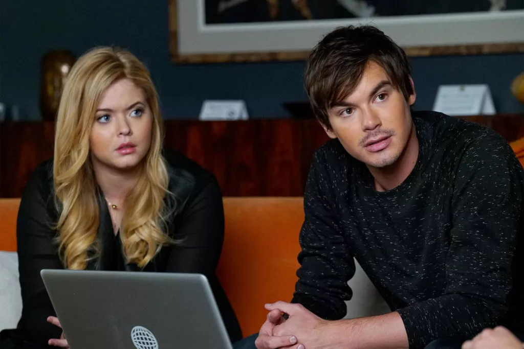 Ali and Caleb in a scene from Pretty Little Liars Season 7 Episode 18