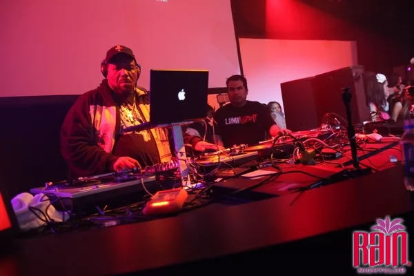 Afrika Bambaataa rocks a MacBook Afrika Bambaataa rocks a MacBook